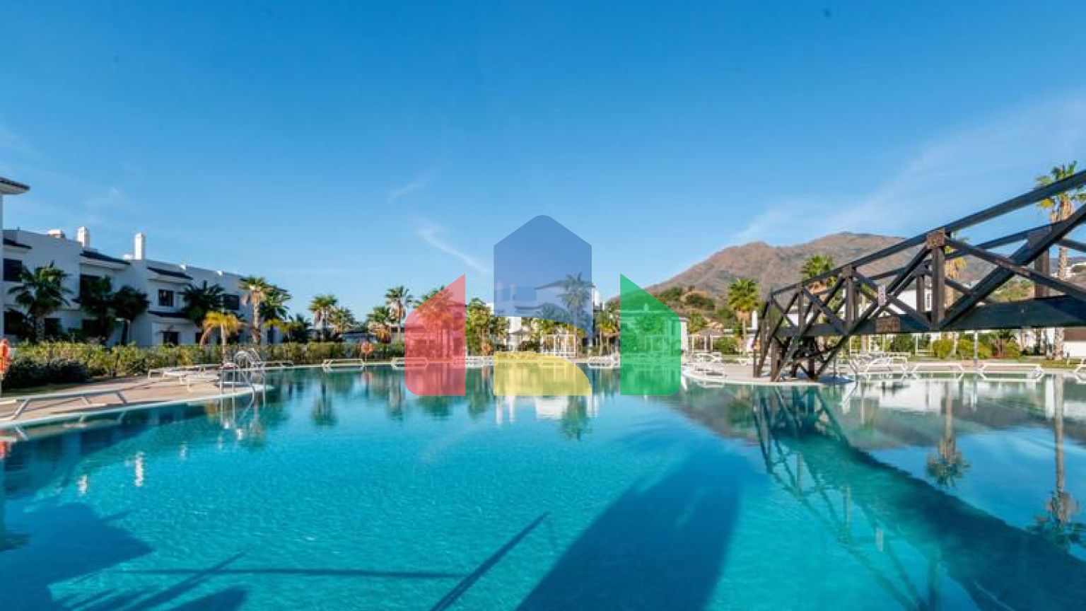 Большая роскошная квартира на первом этаже с садом и фантастическим видом на море.