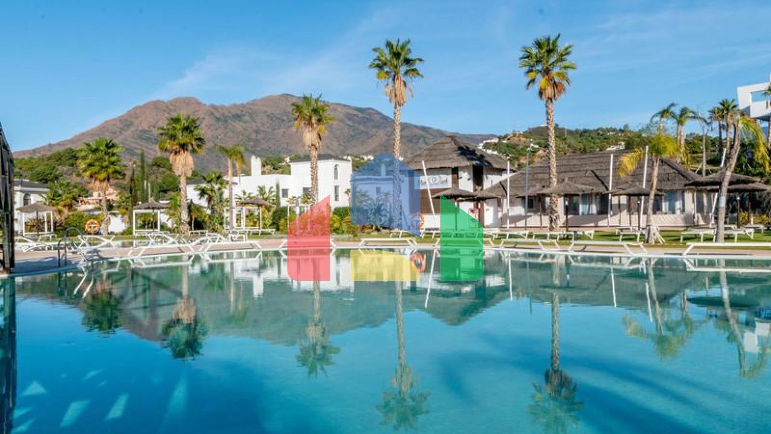 Большая роскошная квартира на первом этаже с садом и фантастическим видом на море.