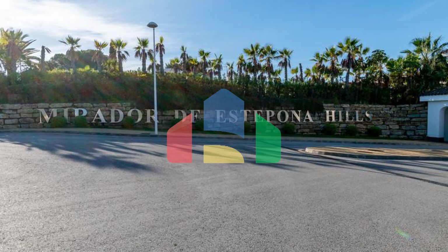 Большая роскошная квартира на первом этаже с садом и фантастическим видом на море.