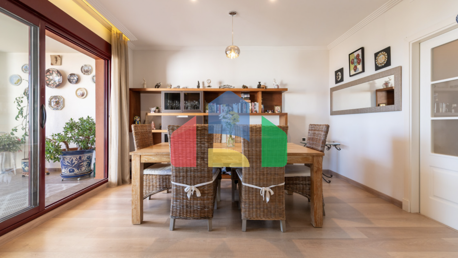 Великолепный таунхаус с 3 спальнями и видом на море в Эстепоне