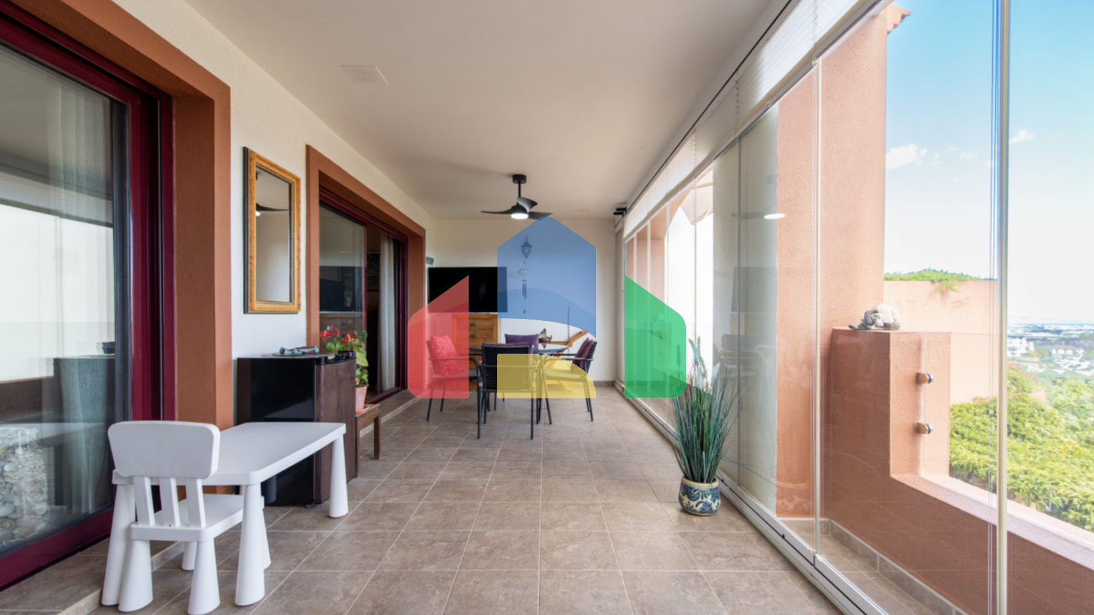 Великолепный таунхаус с 3 спальнями и видом на море в Эстепоне