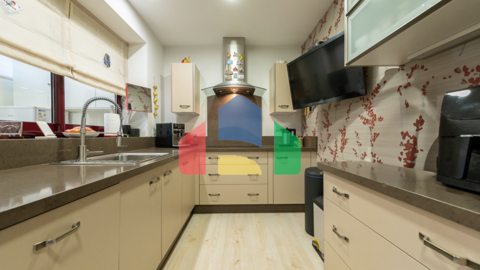 Великолепный таунхаус с 3 спальнями и видом на море в Эстепоне