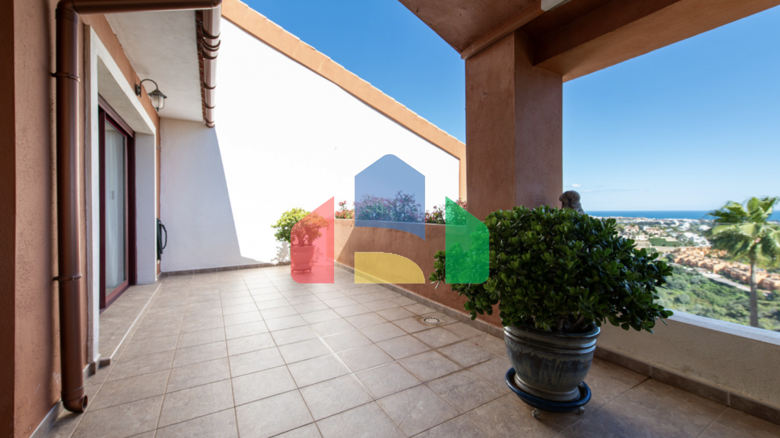 Великолепный таунхаус с 3 спальнями и видом на море в Эстепоне