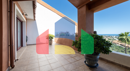 Великолепный таунхаус с 3 спальнями и видом на море в Эстепоне