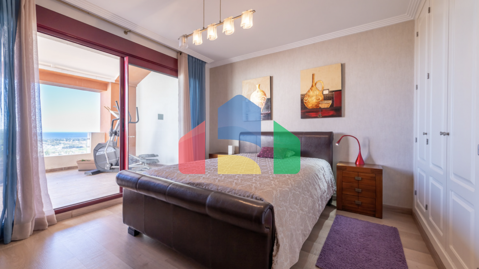 Великолепный таунхаус с 3 спальнями и видом на море в Эстепоне