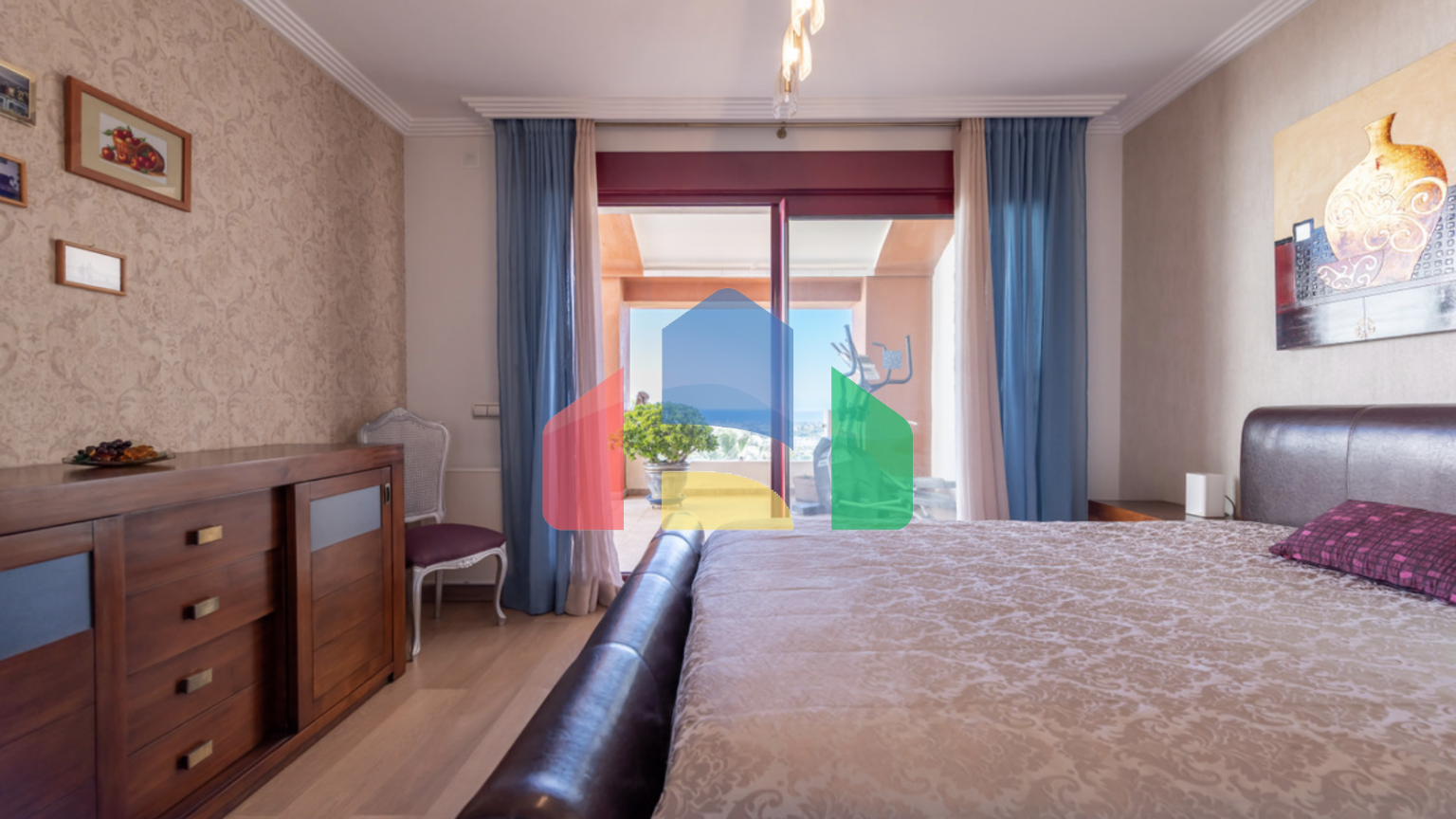 Великолепный таунхаус с 3 спальнями и видом на море в Эстепоне