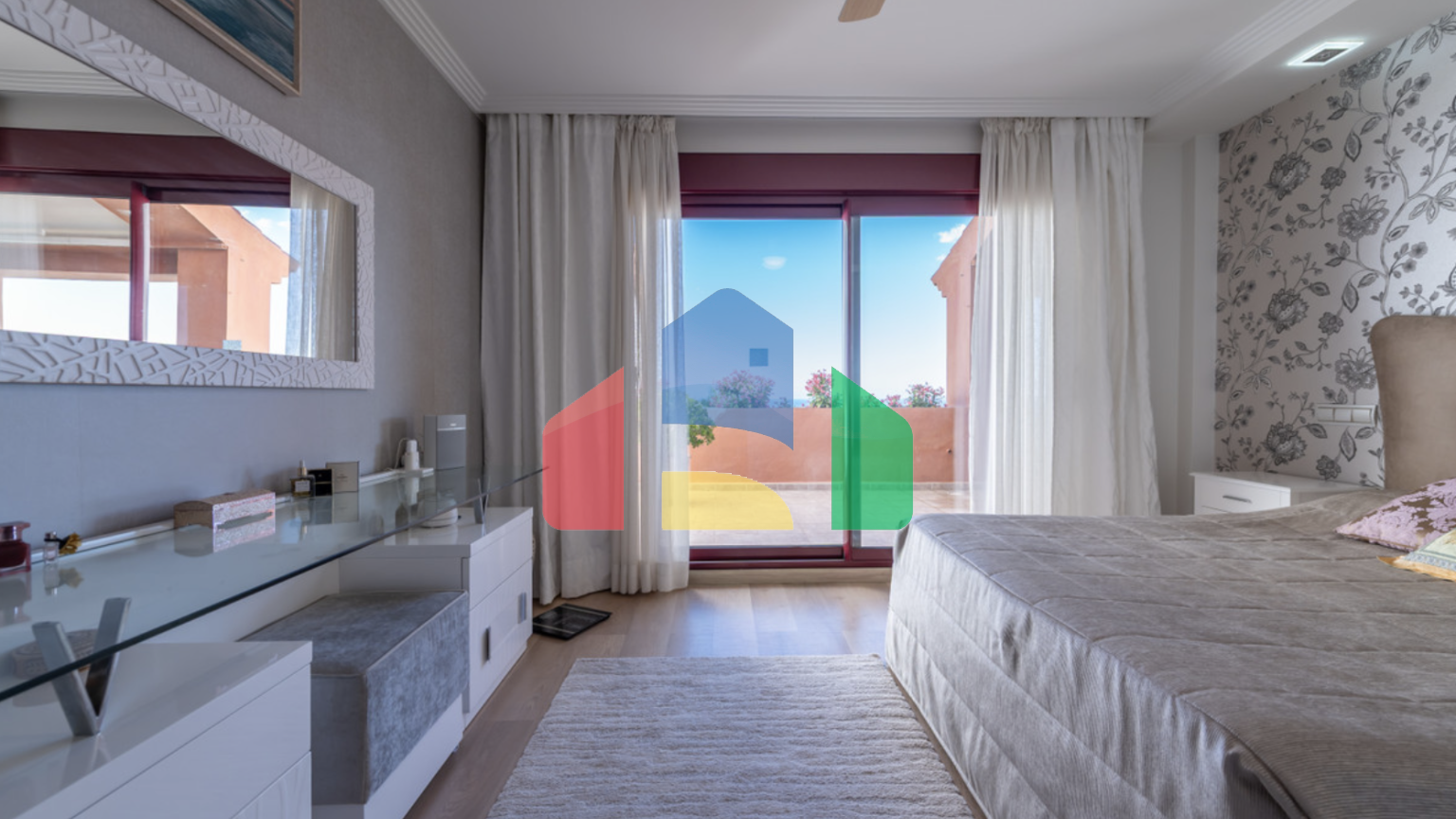 Великолепный таунхаус с 3 спальнями и видом на море в Эстепоне