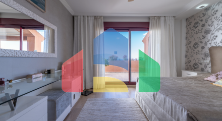 Великолепный таунхаус с 3 спальнями и видом на море в Эстепоне