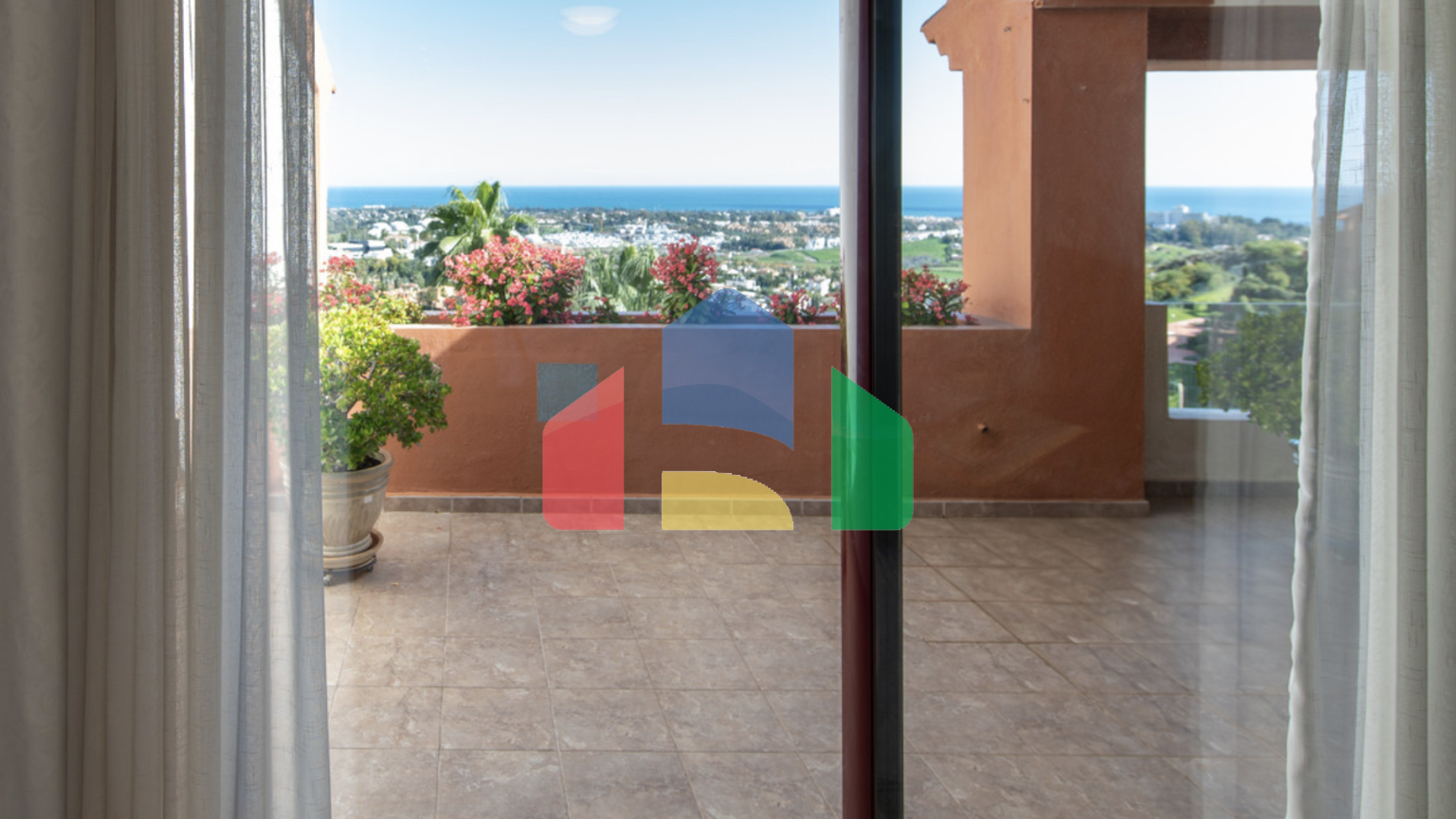 Великолепный таунхаус с 3 спальнями и видом на море в Эстепоне