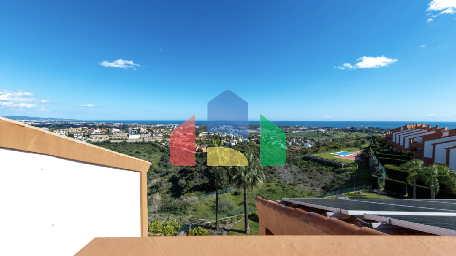 Великолепный таунхаус с 3 спальнями и видом на море в Эстепоне