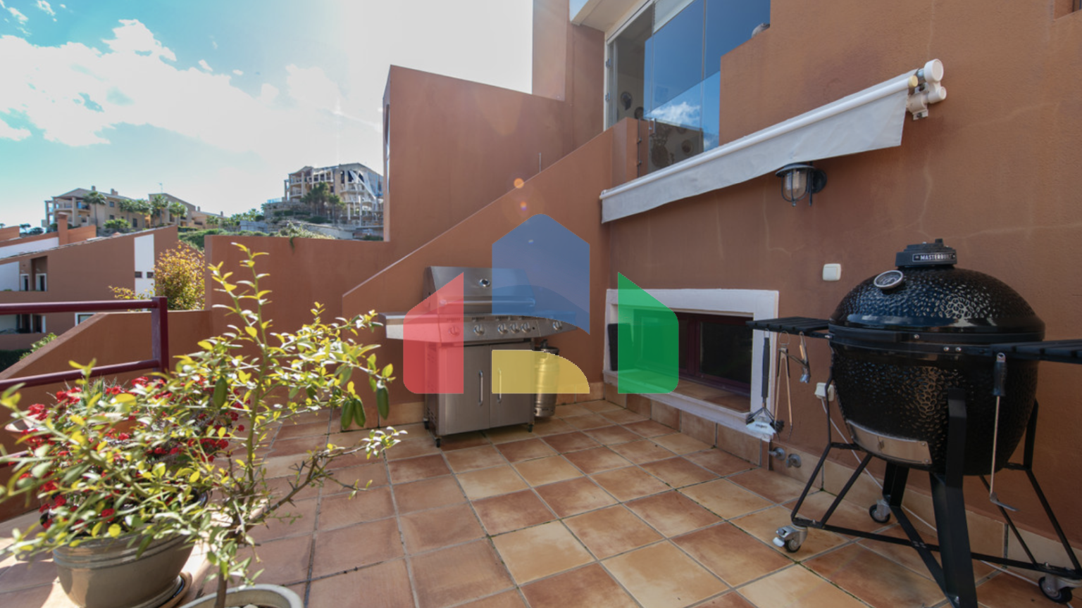 Великолепный таунхаус с 3 спальнями и видом на море в Эстепоне