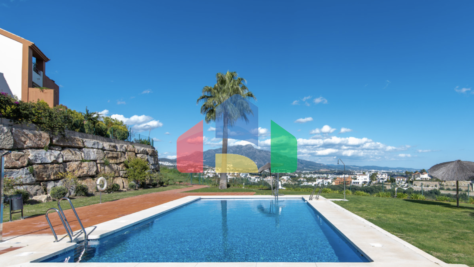 Великолепный таунхаус с 3 спальнями и видом на море в Эстепоне