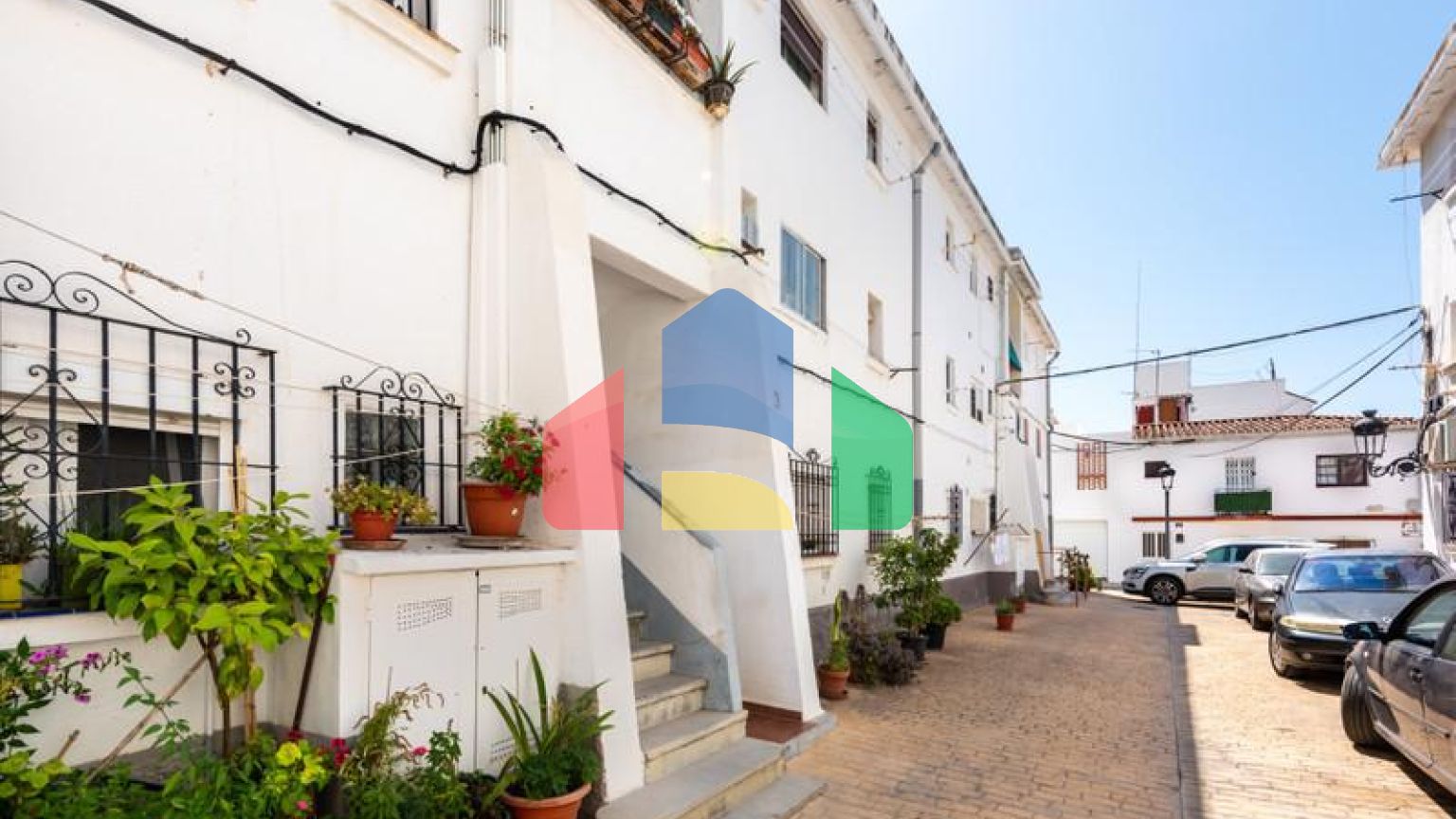 Стильная, Полностью Отремонтированная Квартира на Верхнем Этаже в Центре Эстепоны