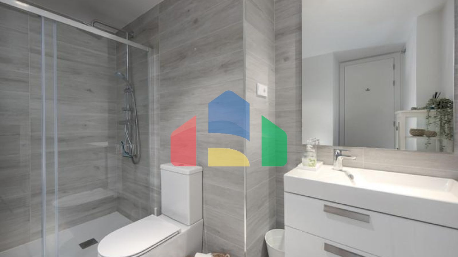 Эта красивая квартира с тремя спальнями расположена на третьем этаже, откуда открывается панорамный вид на море, горы и оживленный город Эстепона.