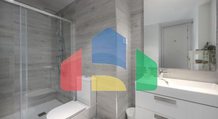 Эта красивая квартира с тремя спальнями расположена на третьем этаже, откуда открывается панорамный вид на море, горы и оживленный город Эстепона.