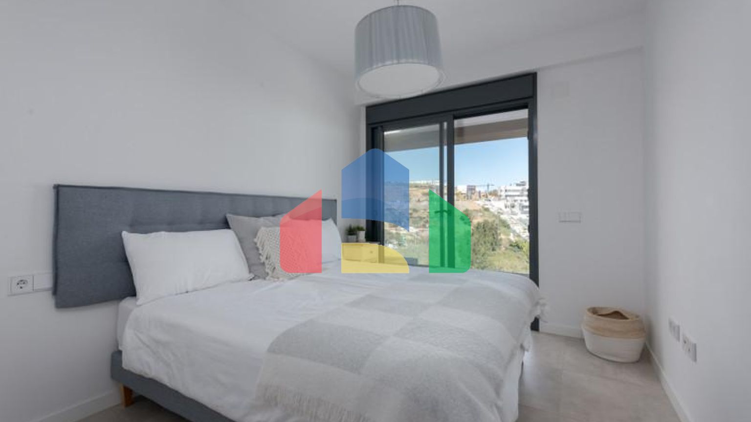 Эта красивая квартира с тремя спальнями расположена на третьем этаже, откуда открывается панорамный вид на море, горы и оживленный город Эстепона.