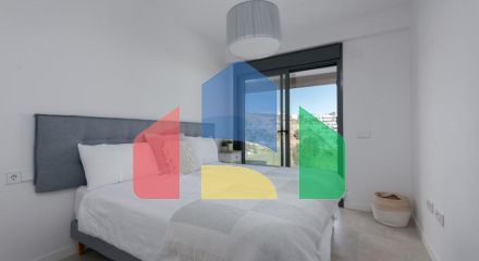 Эта красивая квартира с тремя спальнями расположена на третьем этаже, откуда открывается панорамный вид на море, горы и оживленный город Эстепона.