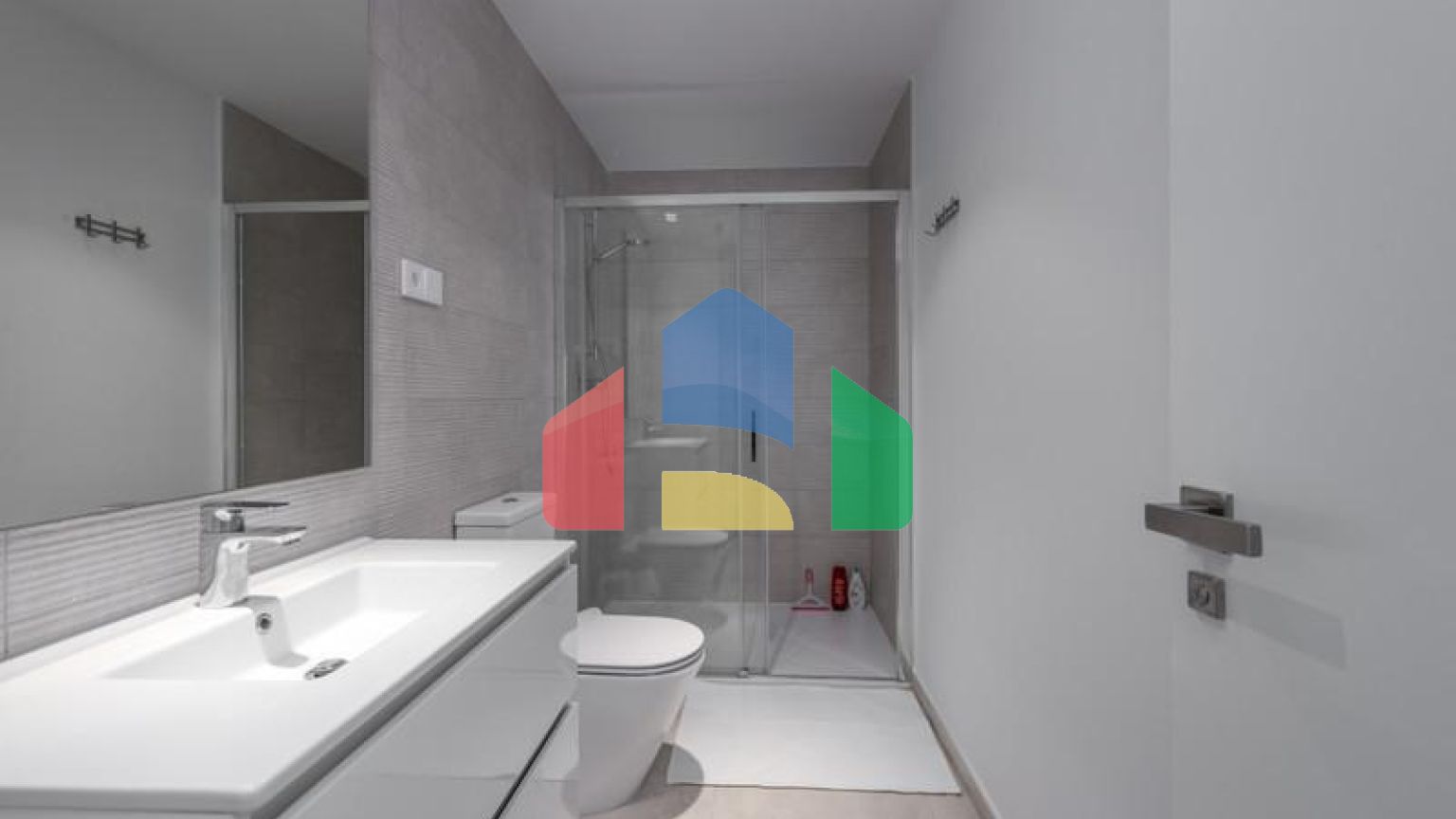 Эта красивая квартира с тремя спальнями расположена на третьем этаже, откуда открывается панорамный вид на море, горы и оживленный город Эстепона.