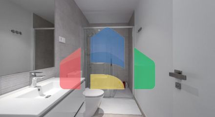 Эта красивая квартира с тремя спальнями расположена на третьем этаже, откуда открывается панорамный вид на море, горы и оживленный город Эстепона.