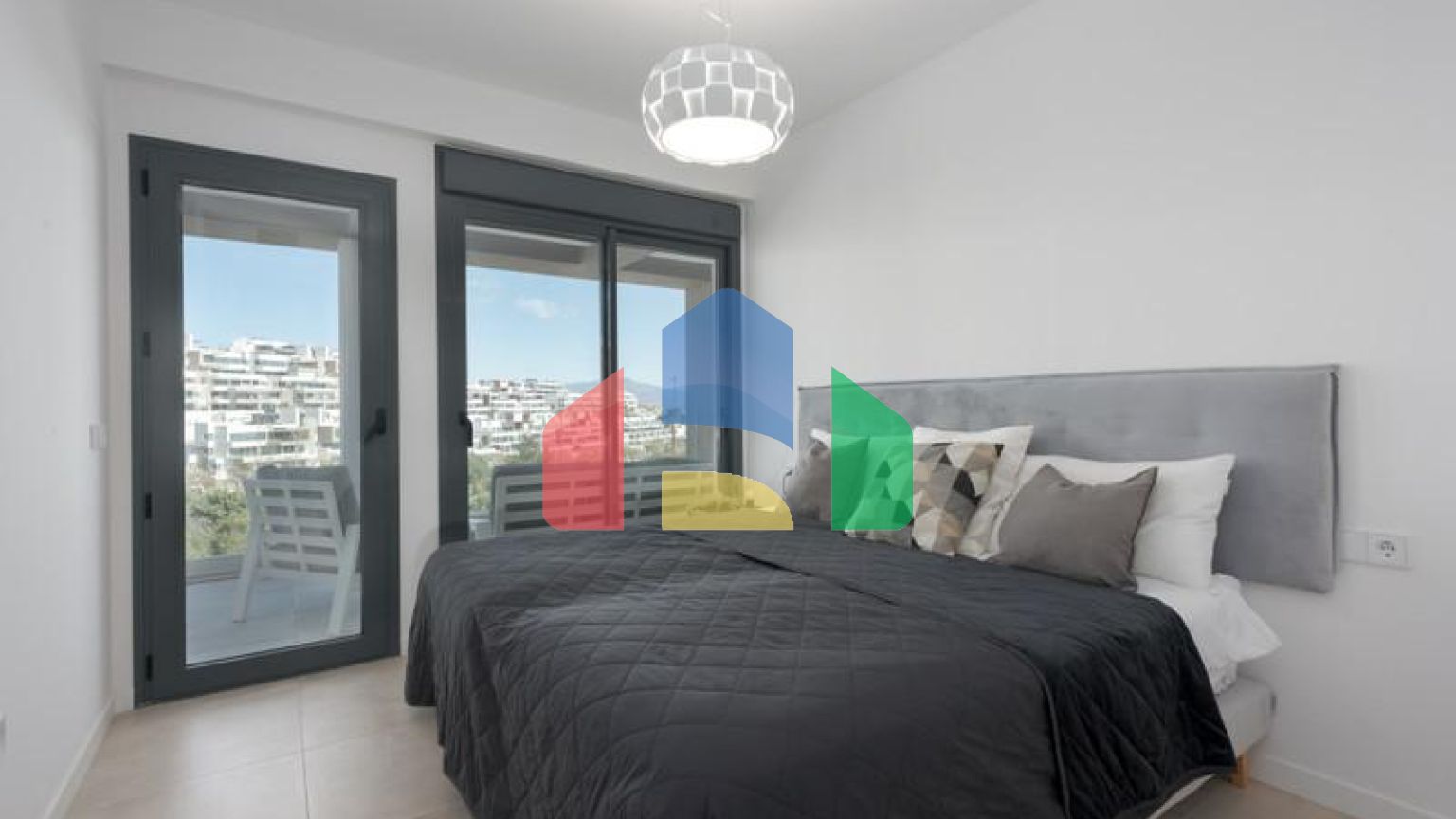 Эта красивая квартира с тремя спальнями расположена на третьем этаже, откуда открывается панорамный вид на море, горы и оживленный город Эстепона.