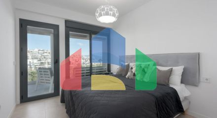 Эта красивая квартира с тремя спальнями расположена на третьем этаже, откуда открывается панорамный вид на море, горы и оживленный город Эстепона.