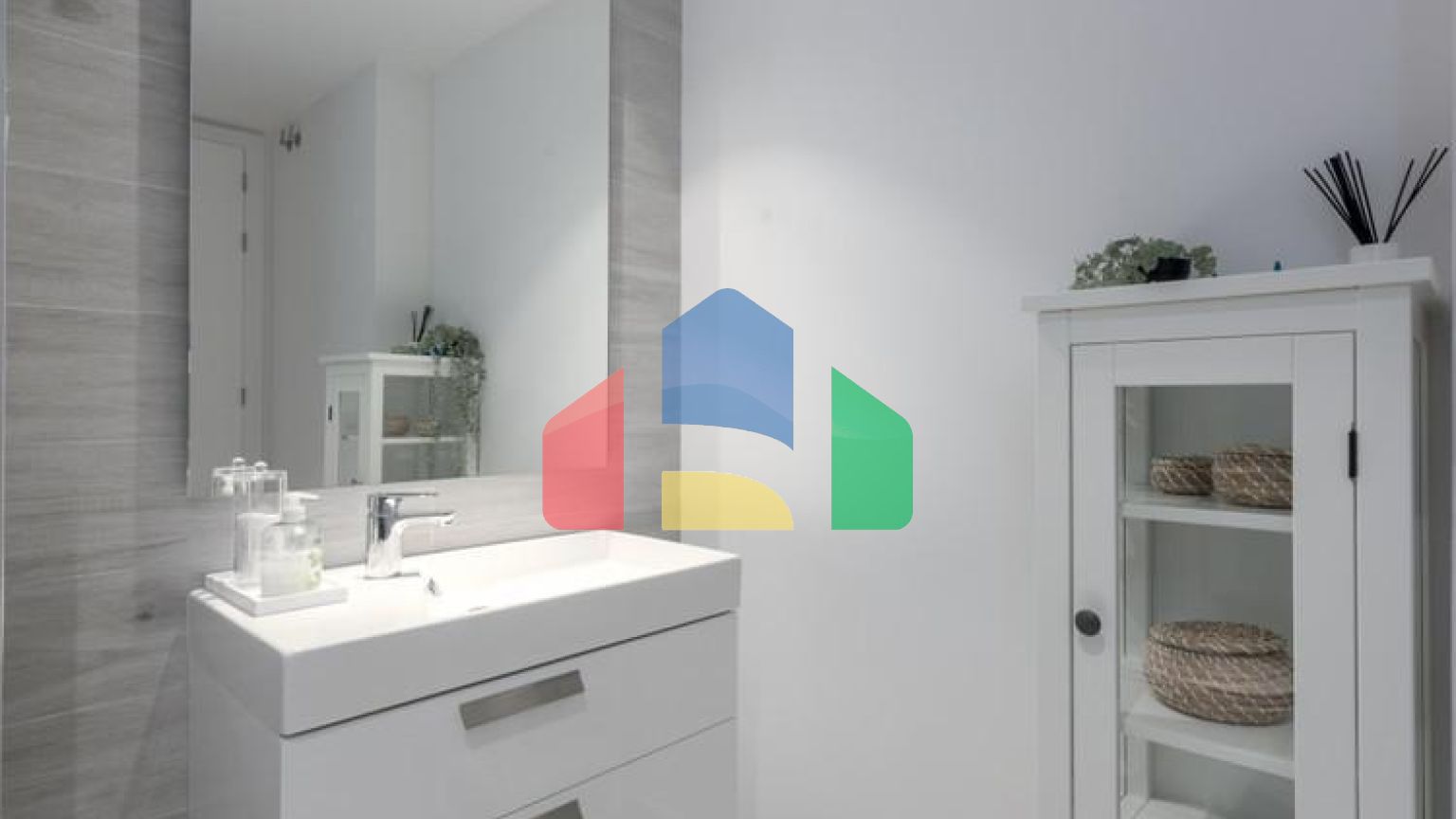 Эта красивая квартира с тремя спальнями расположена на третьем этаже, откуда открывается панорамный вид на море, горы и оживленный город Эстепона.