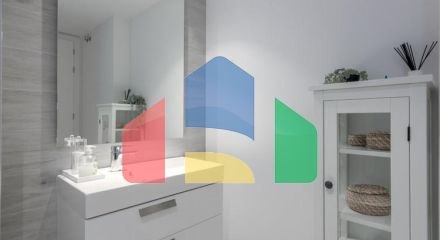 Эта красивая квартира с тремя спальнями расположена на третьем этаже, откуда открывается панорамный вид на море, горы и оживленный город Эстепона.