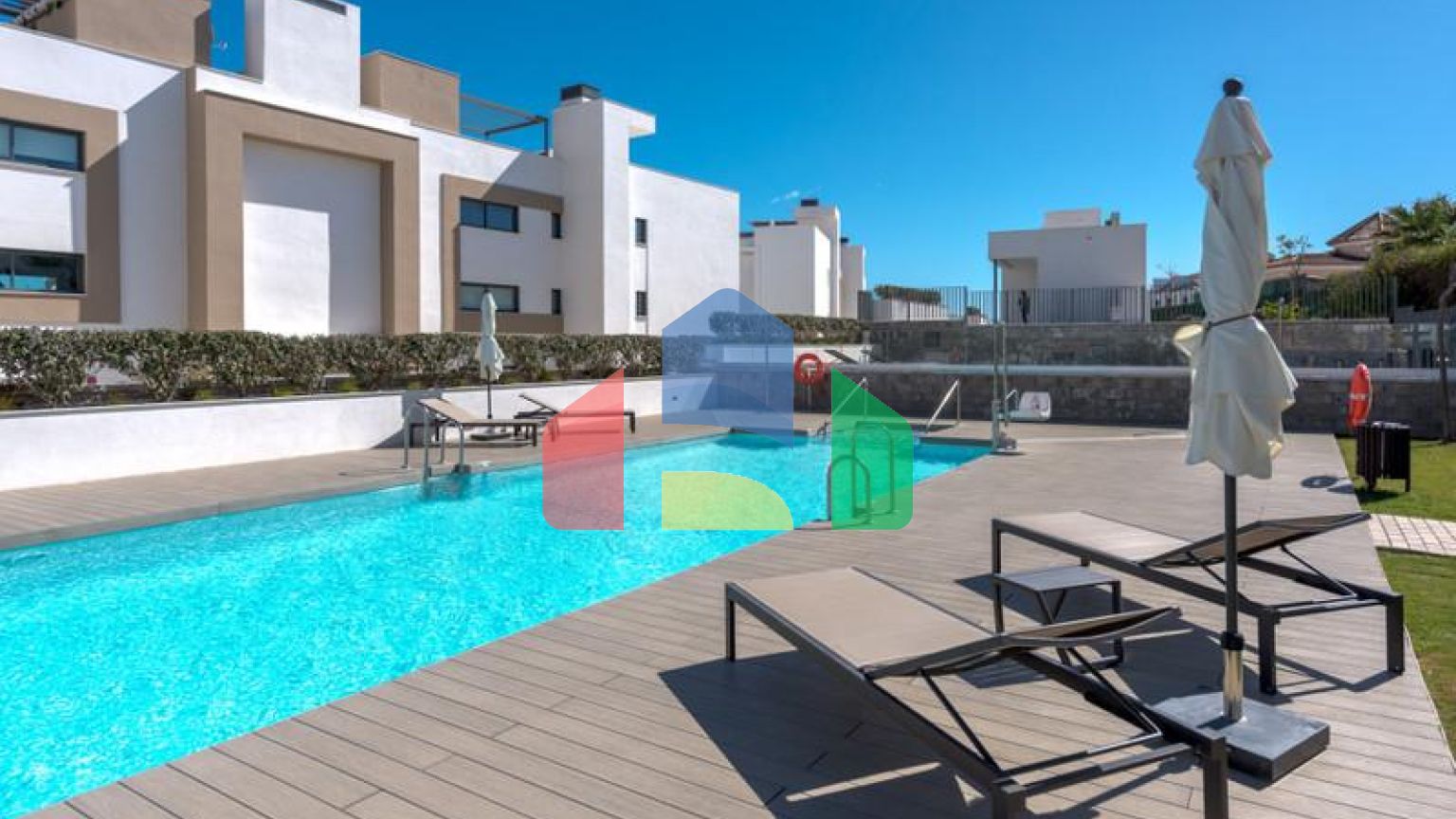 Эта красивая квартира с тремя спальнями расположена на третьем этаже, откуда открывается панорамный вид на море, горы и оживленный город Эстепона.