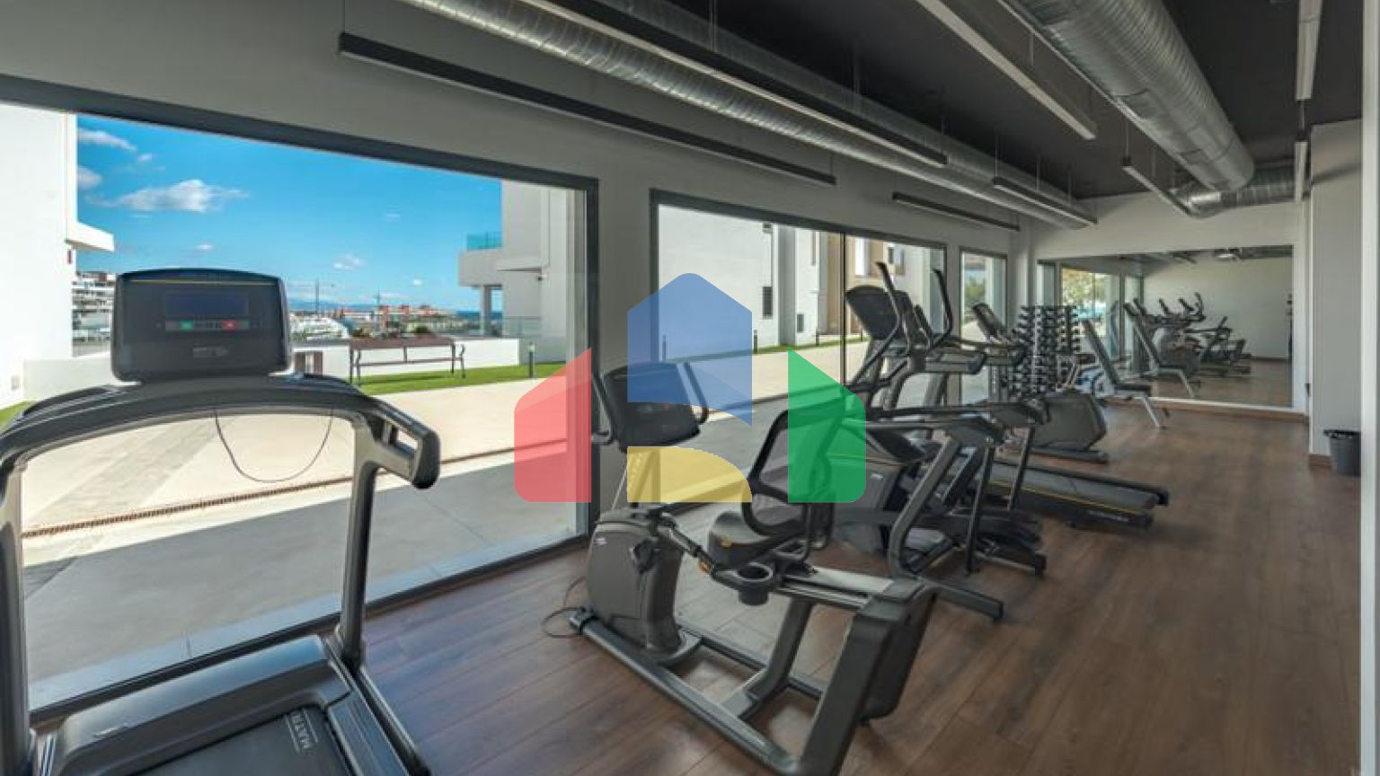 Эта красивая квартира с тремя спальнями расположена на третьем этаже, откуда открывается панорамный вид на море, горы и оживленный город Эстепона.