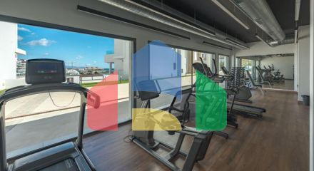 Эта красивая квартира с тремя спальнями расположена на третьем этаже, откуда открывается панорамный вид на море, горы и оживленный город Эстепона.