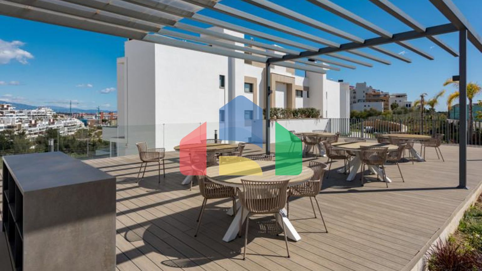 Эта красивая квартира с тремя спальнями расположена на третьем этаже, откуда открывается панорамный вид на море, горы и оживленный город Эстепона.