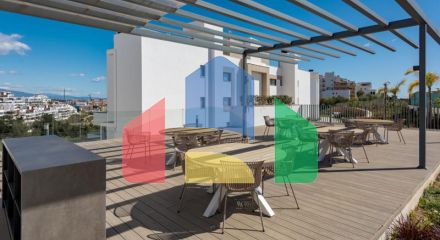 Эта красивая квартира с тремя спальнями расположена на третьем этаже, откуда открывается панорамный вид на море, горы и оживленный город Эстепона.