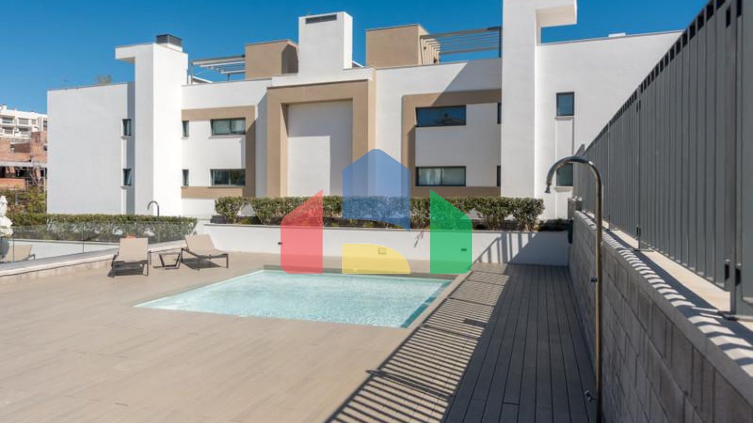 Эта красивая квартира с тремя спальнями расположена на третьем этаже, откуда открывается панорамный вид на море, горы и оживленный город Эстепона.