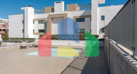 Эта красивая квартира с тремя спальнями расположена на третьем этаже, откуда открывается панорамный вид на море, горы и оживленный город Эстепона.