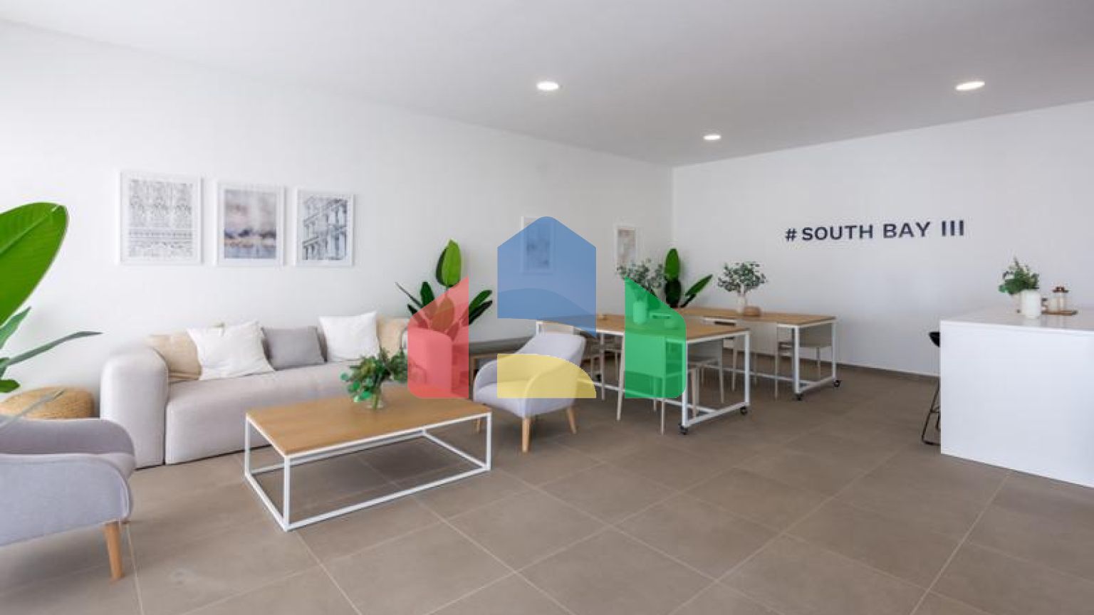 Эта красивая квартира с тремя спальнями расположена на третьем этаже, откуда открывается панорамный вид на море, горы и оживленный город Эстепона.