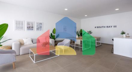 Эта красивая квартира с тремя спальнями расположена на третьем этаже, откуда открывается панорамный вид на море, горы и оживленный город Эстепона.