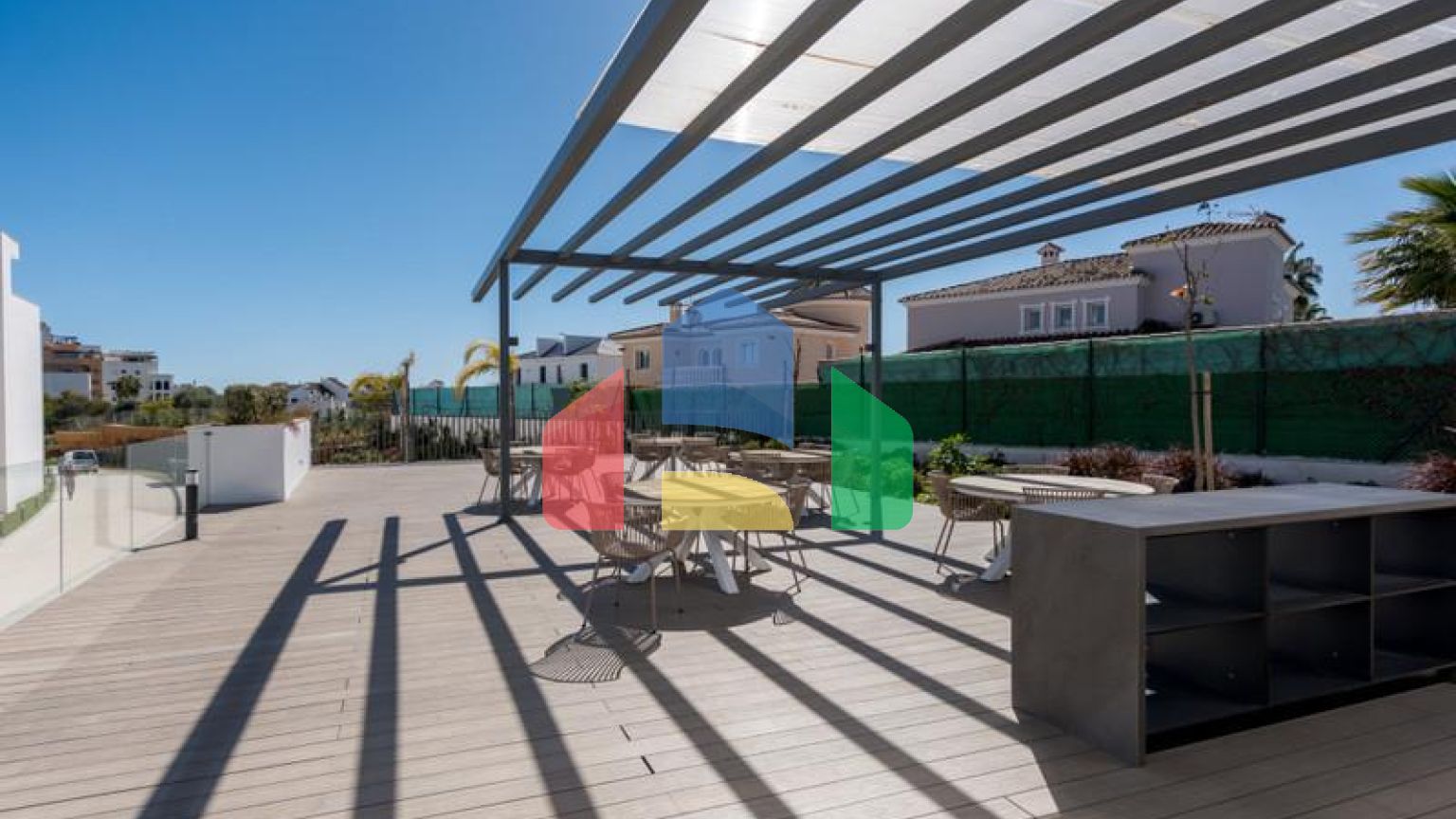 Эта красивая квартира с тремя спальнями расположена на третьем этаже, откуда открывается панорамный вид на море, горы и оживленный город Эстепона.