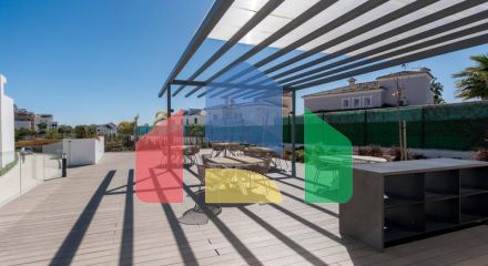 Эта красивая квартира с тремя спальнями расположена на третьем этаже, откуда открывается панорамный вид на море, горы и оживленный город Эстепона.