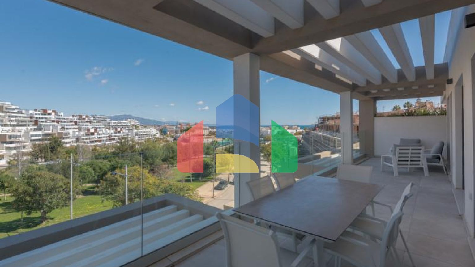 Эта красивая квартира с тремя спальнями расположена на третьем этаже, откуда открывается панорамный вид на море, горы и оживленный город Эстепона.