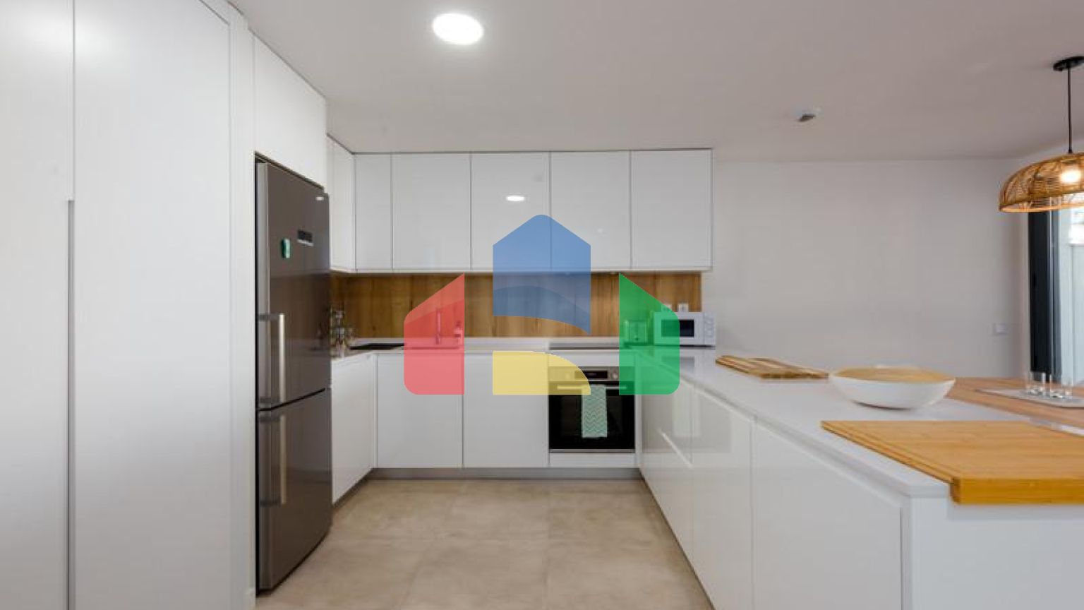 Эта красивая квартира с тремя спальнями расположена на третьем этаже, откуда открывается панорамный вид на море, горы и оживленный город Эстепона.