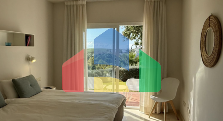 Прекрасно отремонтированная 2-комнатная квартира на первом этаже в Эстепоне