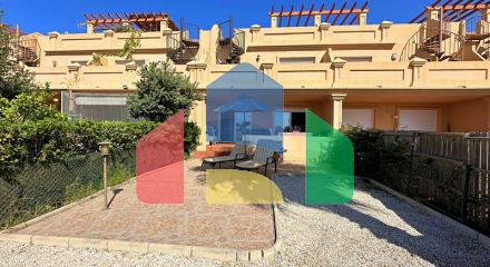 Discover this wonderful townhouse with large terrace and beautiful sea views located in Estepona!