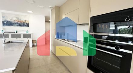 Апартаменты среднего этажа на продажу в Эстепоне