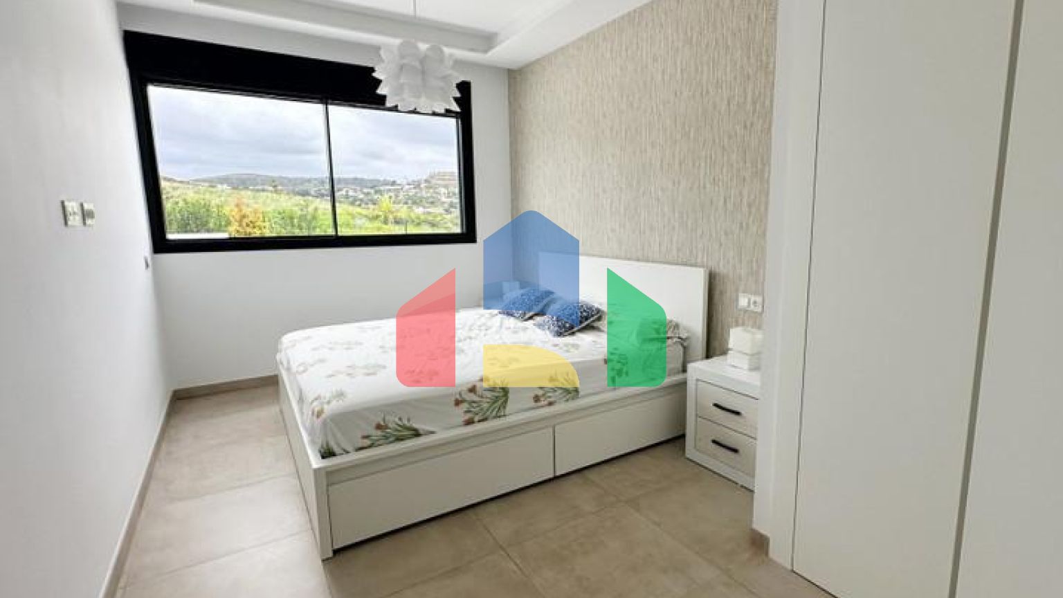 Апартаменты среднего этажа на продажу в Эстепоне