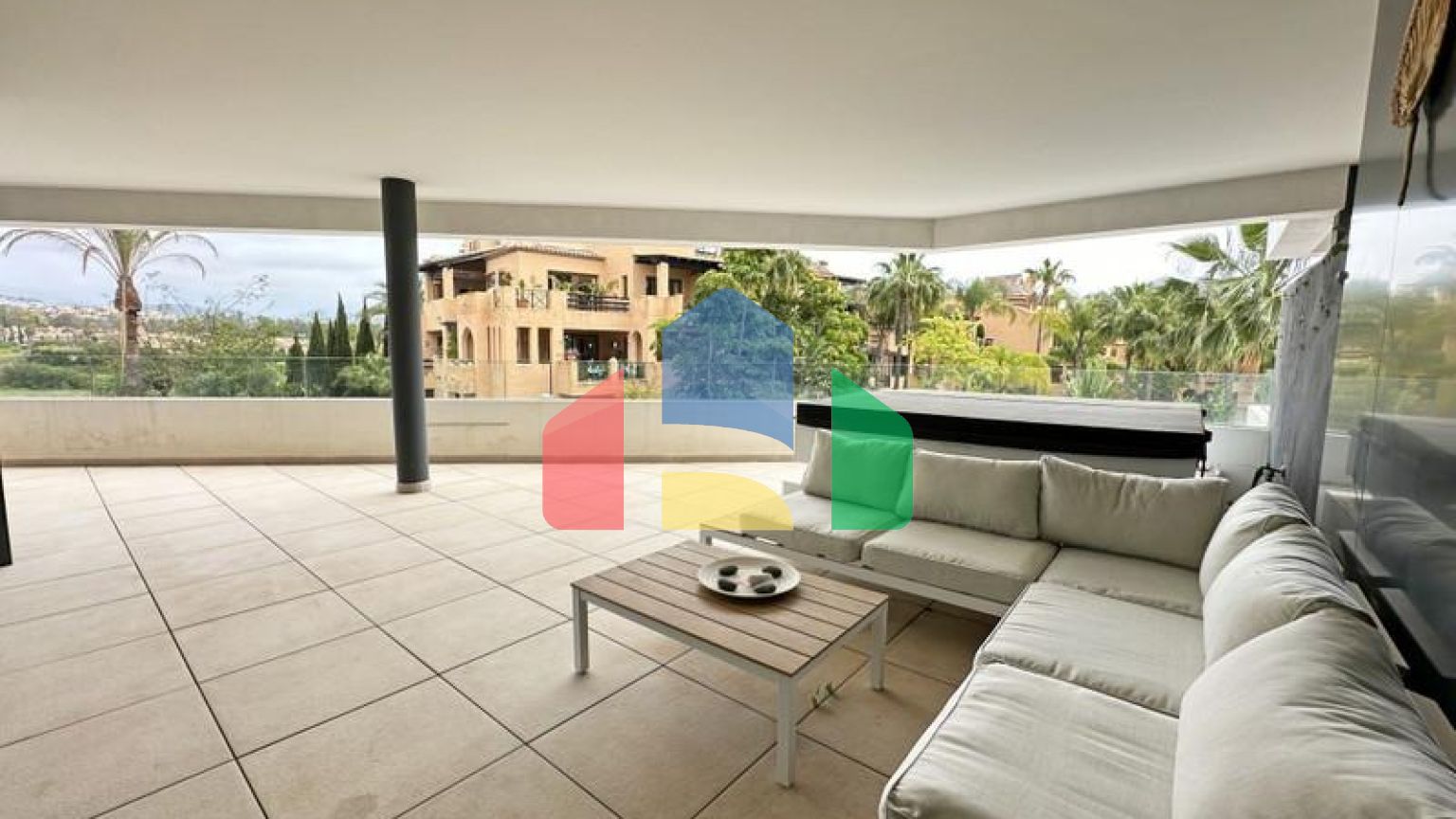 Апартаменты среднего этажа на продажу в Эстепоне