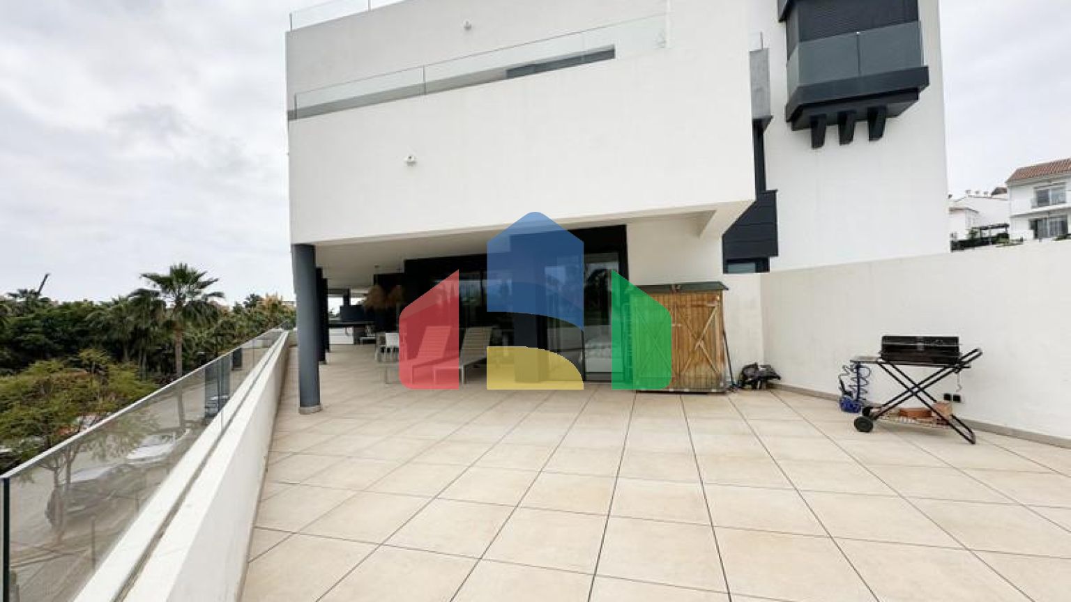 Апартаменты среднего этажа на продажу в Эстепоне