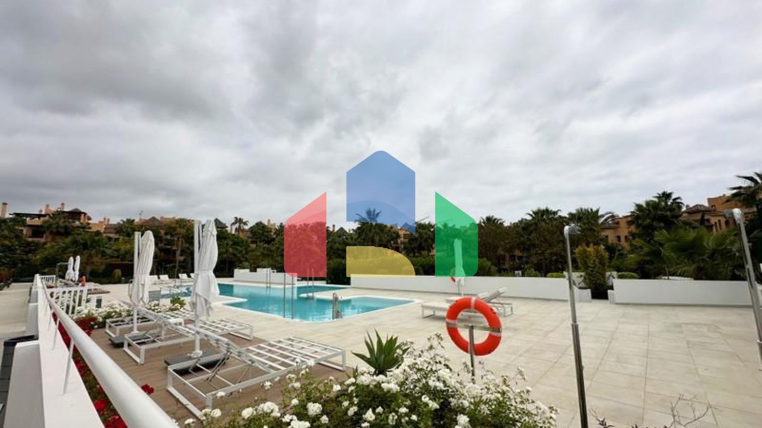 Апартаменты среднего этажа на продажу в Эстепоне