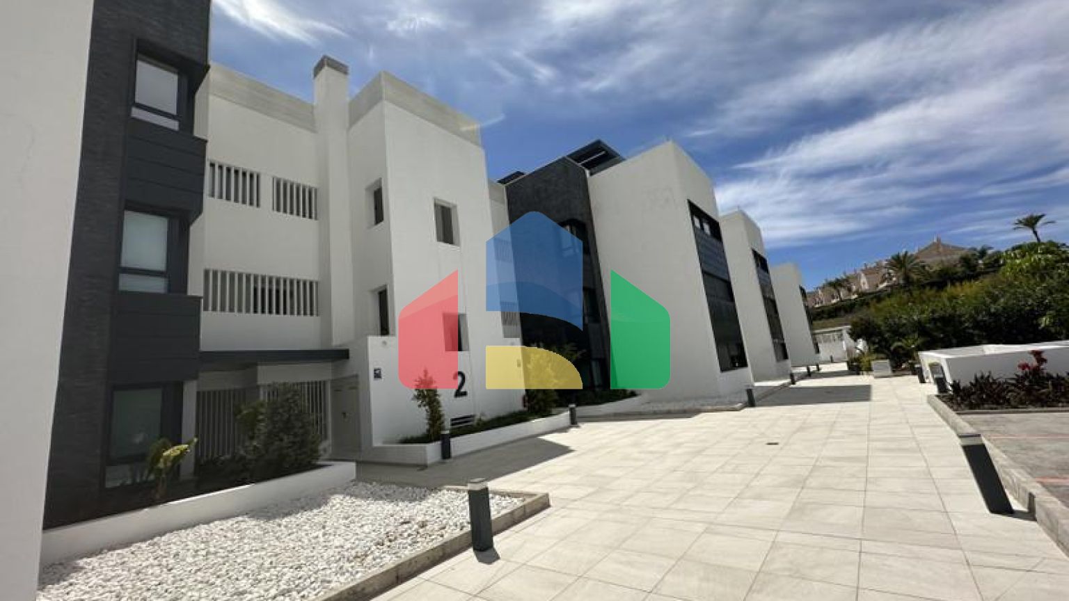 Апартаменты среднего этажа на продажу в Эстепоне