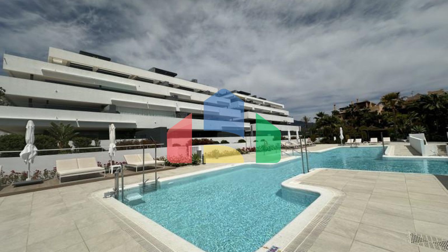 Апартаменты среднего этажа на продажу в Эстепоне