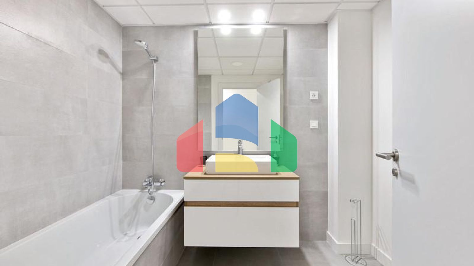 Продается новая квартира на первом этаже в частном поселке, Эстепона.